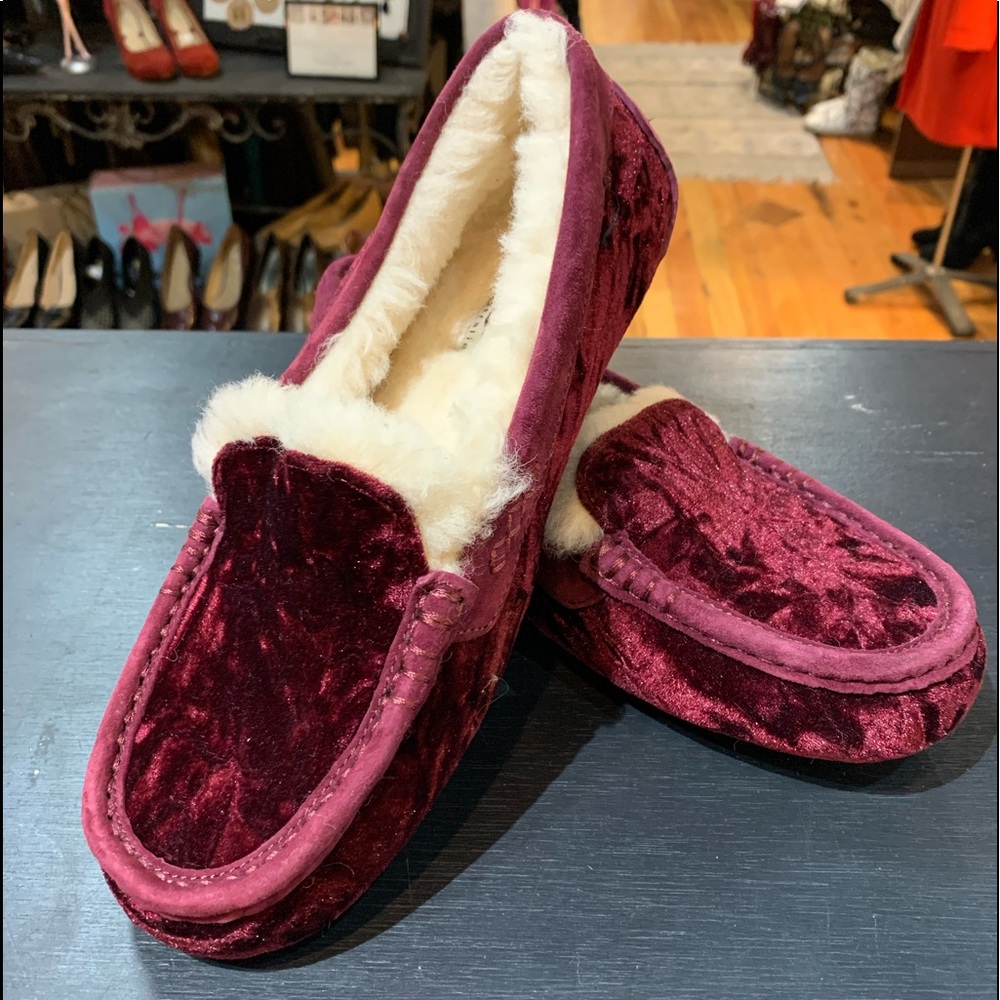 UGG loafer/slipper